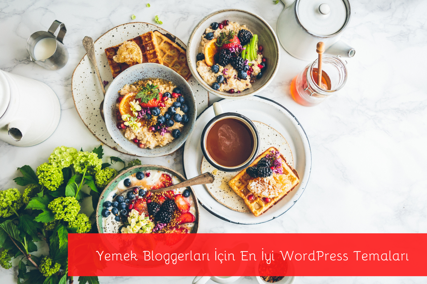 Yemek bloggerları için WordPress temaları konulu makaleyi temsil eden, mermer üzerinde sunulmuş waffle, meyveli yulaf ezmesi ve kahve içeren şık kahvaltı kompozisyonu.