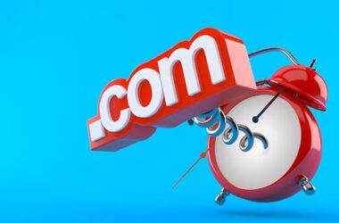 Kırmızı bir çalar saatten yaylarla fırlayan .com domain uzantısı, alan adı tescilinin aciliyetini ve doğru zamanlamanın önemini simgeliyor.