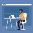 Masanın başında oturan sakallı bir tasarımcı, online bir web sitesi oluşturucu kullanarak laptopunda yeni bir site tasarlıyor. Arka planda site şablonu görünüyor.
