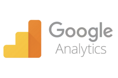 Sarı ve turuncu çubuk grafik simgesi ve "Google Analytics" yazısı. Görsel, "Google Analytics Nedir, Nasıl Kurulur?" makalesinde anlatılan web sitesi izleme ve raporlama aracını temsil eder.