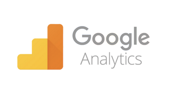 Sarı ve turuncu çubuk grafik simgesi ve "Google Analytics" yazısı. Görsel, "Google Analytics Nedir, Nasıl Kurulur?" makalesinde anlatılan web sitesi izleme ve raporlama aracını temsil eder.