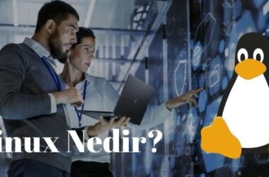 Sunucu odasında iki bilişim uzmanı, dizüstü bilgisayar ve interaktif bir veri ekranı kullanarak Linux işletim sistemini yönetiyor. Yanda Linux'un maskotu olan penguen yer alıyor.