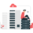 Web hosting istatistiklerine dayanarak doğru hostingi seçen bir kullanıcı, sunucu raflarının üzerinde dizüstü bilgisayarıyla çalışıyor ve verilerini bulut sunucuya yüklüyor.