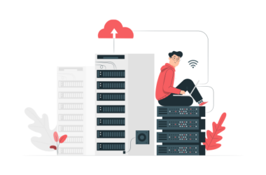 Web hosting istatistiklerine dayanarak doğru hostingi seçen bir kullanıcı, sunucu raflarının üzerinde dizüstü bilgisayarıyla çalışıyor ve verilerini bulut sunucuya yüklüyor.