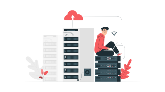 Web hosting istatistiklerine dayanarak doğru hostingi seçen bir kullanıcı, sunucu raflarının üzerinde dizüstü bilgisayarıyla çalışıyor ve verilerini bulut sunucuya yüklüyor.
