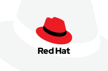 Siyah bantlı kırmızı şapka içeren Red Hat logosu. Bu logo, makalede anlatılan Podman gibi araçlarla güvenli konteyner oluşturma ve yönetme teknolojisini temsil ediyor.