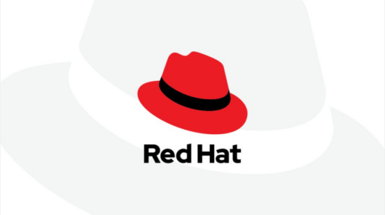 Siyah bantlı kırmızı şapka içeren Red Hat logosu. Bu logo, makalede anlatılan Podman gibi araçlarla güvenli konteyner oluşturma ve yönetme teknolojisini temsil ediyor.