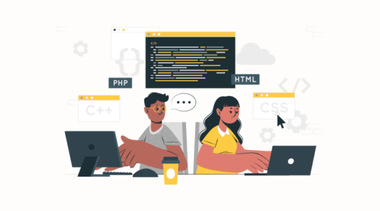 Dizüstü bilgisayarlarıyla çalışan iki yazılım geliştiricisi, PHP'nin web geliştirmedeki rolünü simgeliyor. Çevrelerinde PHP, HTML ve CSS etiketli kod pencereleri bulunuyor.