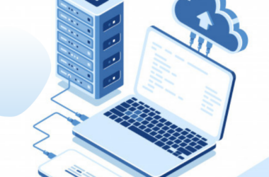 Kubernetes ile konteyner yönetiminin görselleştirilmesi: Dizüstü bilgisayar, uygulamaları bir sunucu kümesine dağıtırken verileri de bulut teknolojilerine senkronize ediyor.