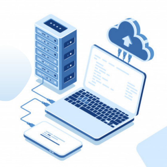 Kubernetes ile konteyner yönetiminin görselleştirilmesi: Dizüstü bilgisayar, uygulamaları bir sunucu kümesine dağıtırken verileri de bulut teknolojilerine senkronize ediyor.