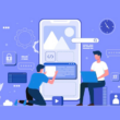 Python tabanlı Django web framework'ü ile uygulama geliştirme süreci. İki yazılımcı, dev bir akıllı telefon ekranı üzerinde arayüz bileşenlerini ve kod bloklarını birleştirerek bir proje inşa ediyor.