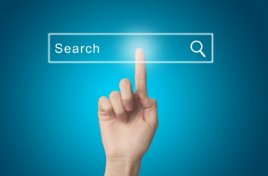Elasticsearch'ün (Esnek Arama) metin arama ve sorgulama yeteneğini gösteren bir parmak, parlak mavi bir ekrandaki arama çubuğuna dokunarak Big Data içinde arama işlemini başlatıyor.