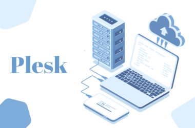 Plesk panelinin sunucu, dizüstü bilgisayar ve bulut entegrasyonuyla web hosting yönetimini nasıl basitleştirdiğini gösteren mavi tonlarda izometrik bir illüstrasyon.