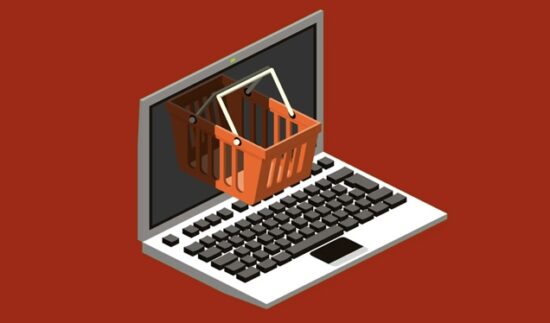 Kırmızı fon üzerinde, e-ticaret sitesi kurma konseptini temsil eden, laptop ekranından fırlayan turuncu bir alışveriş sepetinin izometrik çizimi.