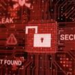 Exploit saldırısını gösteren kırmızı renkli dijital devre kartı. Ortada açık bir kilit simgesi güvenlik açığını, etrafta ise "Veri Sızıntısı" ve "Exploit Bulundu" gibi uyarılar yer alıyor.