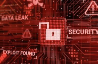 Exploit saldırısını gösteren kırmızı renkli dijital devre kartı. Ortada açık bir kilit simgesi güvenlik açığını, etrafta ise "Veri Sızıntısı" ve "Exploit Bulundu" gibi uyarılar yer alıyor.