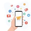 WordPress sosyal medya paylaşım eklentilerini anlatan çizimde, bir el akıllı telefon tutuyor. Telefondan çıkan sarı kağıt uçak, Facebook ve Instagram gibi ikonlara doğru içerik paylaşıldığını