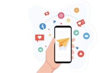 WordPress sosyal medya paylaşım eklentilerini anlatan çizimde, bir el akıllı telefon tutuyor. Telefondan çıkan sarı kağıt uçak, Facebook ve Instagram gibi ikonlara doğru içerik paylaşıldığını