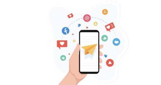 WordPress sosyal medya paylaşım eklentilerini anlatan çizimde, bir el akıllı telefon tutuyor. Telefondan çıkan sarı kağıt uçak, Facebook ve Instagram gibi ikonlara doğru içerik paylaşıldığını