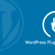 Mavi arka planda, WordPress logosu taşıyan beyaz bir elektrik fişi ikonu. "En İyi 5 WordPress Yorum Eklentisi" makalesinin konusunu, yani WordPress eklentilerini görsel olarak temsil eder.
