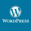 Mavi arka plan üzerinde beyaz WordPress logosu. Bu görsel, stil değiştirme ve blok kilitleme gibi yenilikler sunan WordPress 6.0 "Arturo" sürümünü ve yeni özelliklerini anlatan makaleyi temsil ediyor.