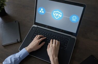 Dizüstü bilgisayar ekranında VPN'in nasıl çalıştığını gösteren bir şema. Kullanıcı simgesi, VPN kalkanı aracılığıyla internete (www) güvenli ve şifreli bir şekilde bağlanıyor.