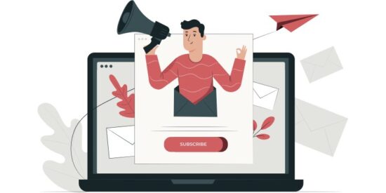Laptop ekranındaki abonelik penceresinden çıkan bir adam, megafonla e-posta duyurusu yapıyor. Görsel, WordPress bülten eklentilerinin abone kazanma işlevini ve e-posta pazarlamasını temsil ediyor.