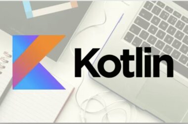 Kotlin programlama dilinin logosu, mobil uygulama geliştirme için kullanılan bir dizüstü bilgisayarın yanında, yeni başlayanlar için bir öğrenme ortamını temsil ediyor.