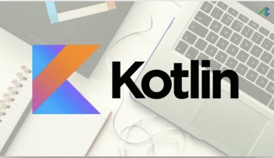 Kotlin programlama dilinin logosu, mobil uygulama geliştirme için kullanılan bir dizüstü bilgisayarın yanında, yeni başlayanlar için bir öğrenme ortamını temsil ediyor.