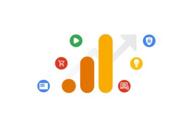 Google Analytics 4 logosu, yukarı yönlü bir ok ile büyümeyi simgeliyor. Etrafındaki simgeler, GA4'ün e-ticaret, reklamlar ve cihazlar arası veri takibi gibi özelliklerini temsil ediyor.