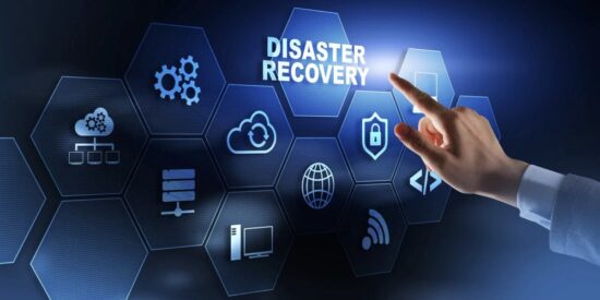 Bir el, dijital ekrandaki altıgen ikonlardan 'DISASTER RECOVERY' seçeneğine dokunuyor. Arayüz, bulut bilişim, veri yedekleme ve güvenlik gibi DRaaS (Felaket Kurtarma) bileşenlerini gösteriyor.