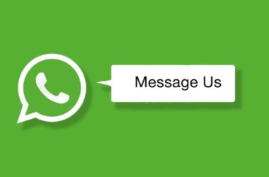 Yeşil arka plan üzerinde, bir WordPress WhatsApp eklentisi tarafından eklenen sohbet özelliğini simgeleyen WhatsApp logosu ve "Message Us" yazan bir iletişim butonu.