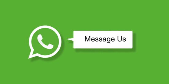 Yeşil arka plan üzerinde, bir WordPress WhatsApp eklentisi tarafından eklenen sohbet özelliğini simgeleyen WhatsApp logosu ve "Message Us" yazan bir iletişim butonu.