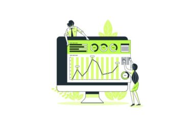 Organik hit artırma stratejileri uygulayan iki SEO uzmanı, büyük bir monitördeki dalgalı trafik grafiğini ve web sitesi performans metriklerini inceliyor.