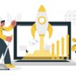 Bir dizüstü bilgisayar ekranından fırlatılan roket, WordPress WooCommerce e-ticaret sitesi hızlandırma yöntemlerinin getirdiği büyümeyi simgeliyor. Bir kişi optimizasyon kolunu çekerek süreci