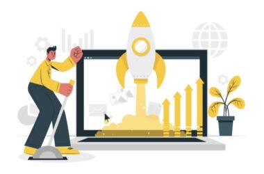 Bir dizüstü bilgisayar ekranından fırlatılan roket, WordPress WooCommerce e-ticaret sitesi hızlandırma yöntemlerinin getirdiği büyümeyi simgeliyor. Bir kişi optimizasyon kolunu çekerek süreci
