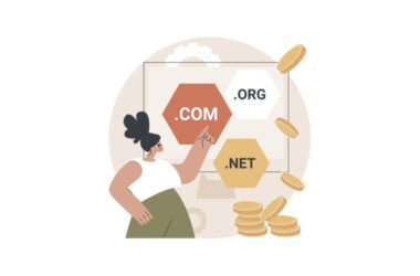 Bir domain yatırımcısı, ekranda görünen .COM, .ORG, .NET uzantıları arasından kârlı bir alan adı seçiyor. Etraftaki altın paralar bu yatırımın getirisini temsil ediyor.