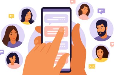Bir satış ortağı, telefonunu kullanarak Hosting.com.tr Affiliate Sistemi'ni takipçilerine tanıtıyor. Çevresindeki profil ikonları, komisyon kazanmak için ulaşılan hedef kitleyi temsil ediyor.
