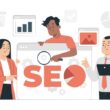 Görsel SEO optimizasyonu konseptini anlatan illüstrasyon. Bir ekip, üzerinde "SEO" yazan, büyüteçle incelenen ve veri grafikleri içeren bir arayüzü analiz ederek iş birliği yapıyor.