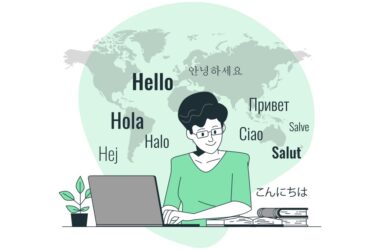 Dizüstü bilgisayarıyla çalışan bir kişi; arka plandaki dünya haritası ve farklı dillerdeki "Merhaba" yazıları, çoklu dilde web siteleri için global domain stratejilerini simgeliyor.