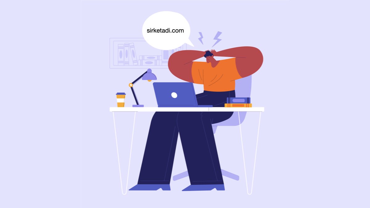 Domain squatting kurbanı olmuş, 'sirketadi.com' alan adının alındığını öğrenince bilgisayarı başında elleriyle başını tutan stresli bir kişi.