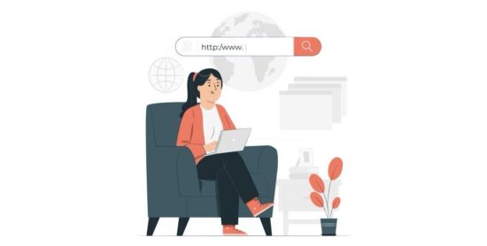 Domain parking'in nasıl çalıştığını öğrenen bir kadın, koltuğunda laptopuyla oturuyor. Arkasındaki büyük adres çubuğu, bir alan adını rezerve etme ve yönetme konseptini temsil ediyor.