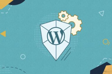 WordPress logosunu taşıyan bir kalkan ve arkasındaki dişliler, en iyi WordPress güvenlik eklentilerinin bir siteyi siber tehditlere karşı nasıl aktif olarak koruduğunu simgeliyor.