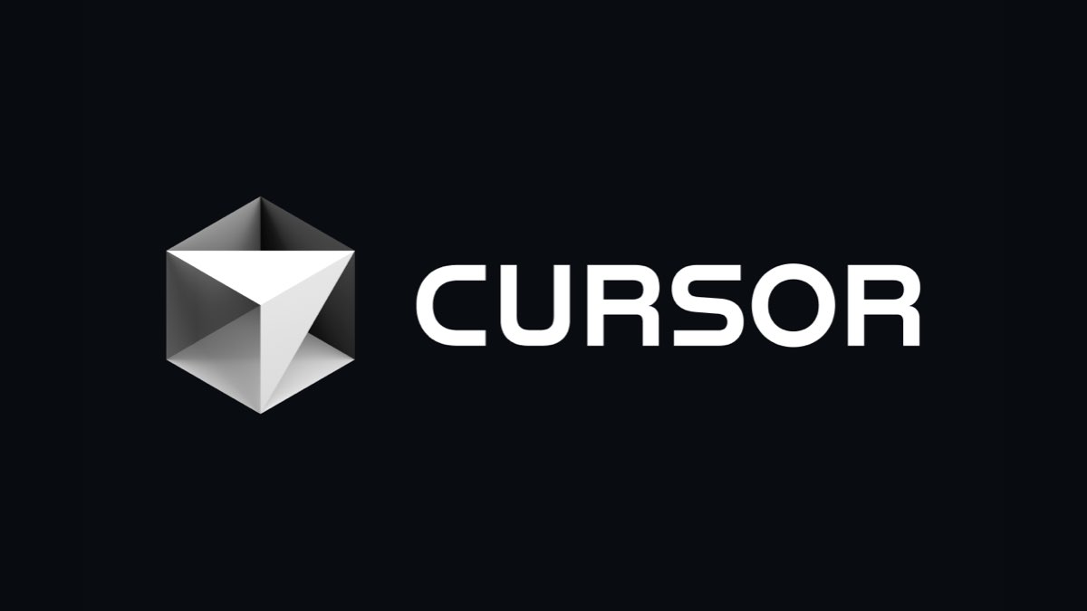 Yapay zeka destekli kod editörü Cursor AI'ın logosu. Siyah zemin üzerinde, gri tonlamalı 3 boyutlu bir küp simgesi ve yanında beyaz renkte "CURSOR" metni yer alıyor.