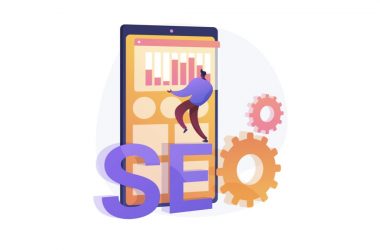 Hosting değişikliği sonrası organik trafik kaybını önlemek için bir uzman, telefon ekranındaki SEO performans grafiğini yönetiyor, yanında teknik ayarları simgeleyen dişliler bulunuyor.
