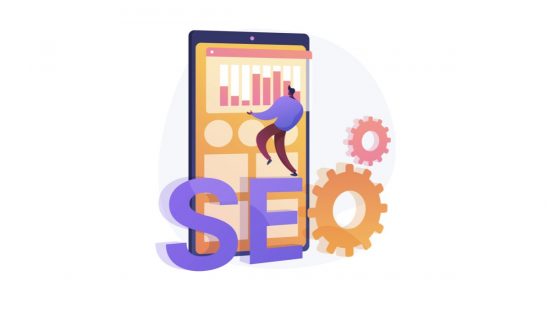 Hosting değişikliği sonrası organik trafik kaybını önlemek için bir uzman, telefon ekranındaki SEO performans grafiğini yönetiyor, yanında teknik ayarları simgeleyen dişliler bulunuyor.
